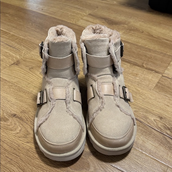 New UGG Faux Fur Lined Beige Ankle Boots - Picture 3 of 5